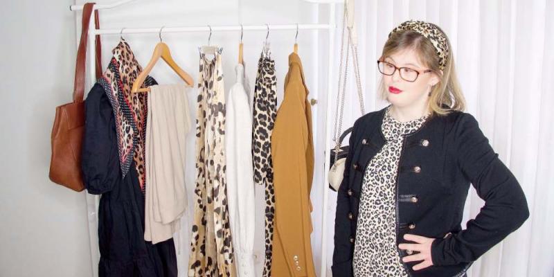 Estampado animal Paola Torres con prendas en su armario