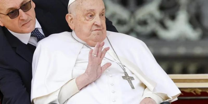El papa Francisco en su aparición este domingo en la plaza San Pedro. EFE El papa Francisco en su aparición este domingo en la plaza San Pedro.