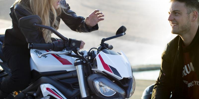 ¿Sabes los papeles que tienes que llevar encima cuando conduces una moto? 6 de cada 10 conductores no saben qué papeles tienen que llevar cuando conducen una moto