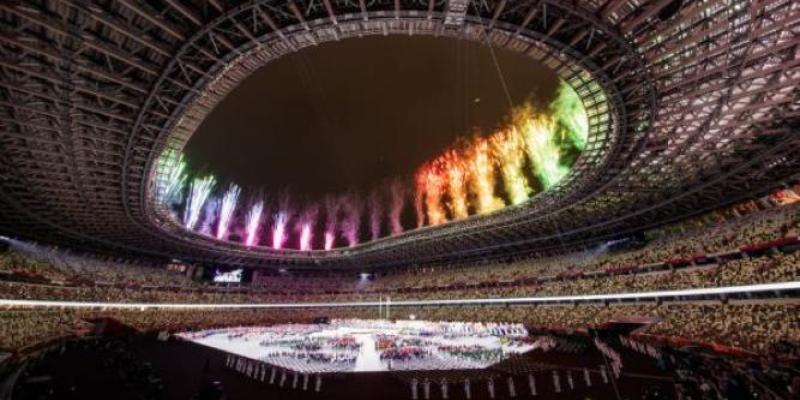 Un estadio con fuegos artificiales