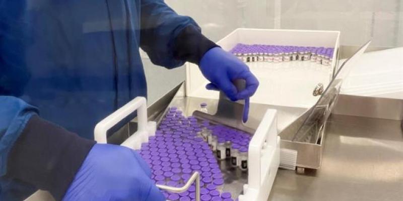 Parálisis de Bell/ EFE Muestras vacuna Pfizer