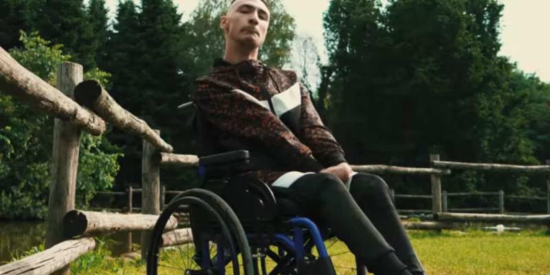 Jerry Hasani, el rapero con parálisis cerebral