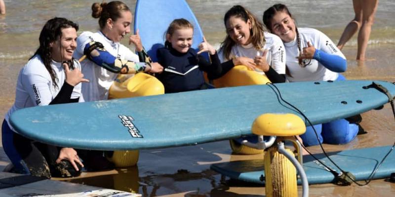 Imagen de varios integrantes de parasurf femenino/El Faradio El primer equipo de parasurf femenino