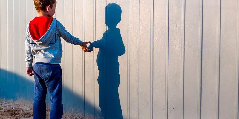 Imagen de un niño/Pizquito Con este parche se ayuda a las personas con discapacidad vocal