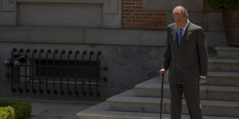 Revelado el paradero del Rey Juan Carlos I uan Carlos I, ante el palacio de la Zarzuela el 9 de junio de 2014, sus últimos días como Rey. ANDRES KUDACKI / AP