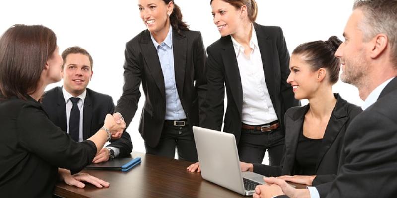 Mujeres empresarias trabajando/ Pixabay Mujeres empresarias