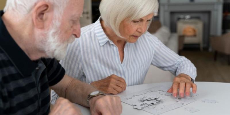 Dos personas con parkinson mayores leyendo | Foto de Servimedia Dos personas mayores leyendo