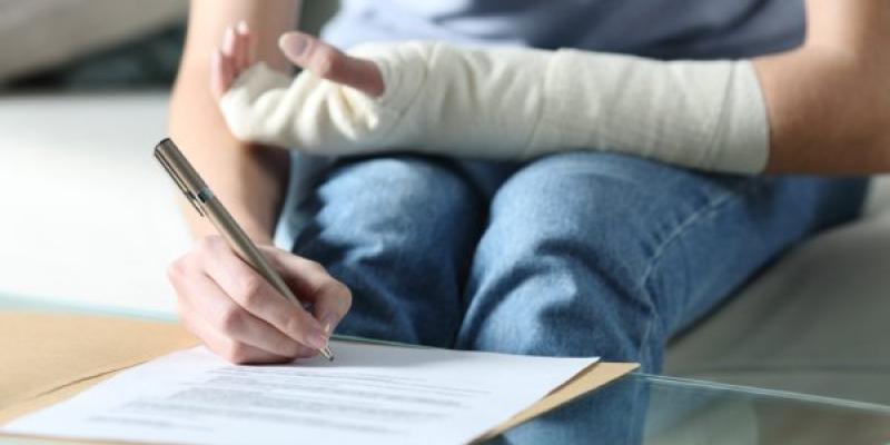 Guía práctica: tramitar la baja por enfermedad y solicitar el paro / Pixabay Persona de baja médica
