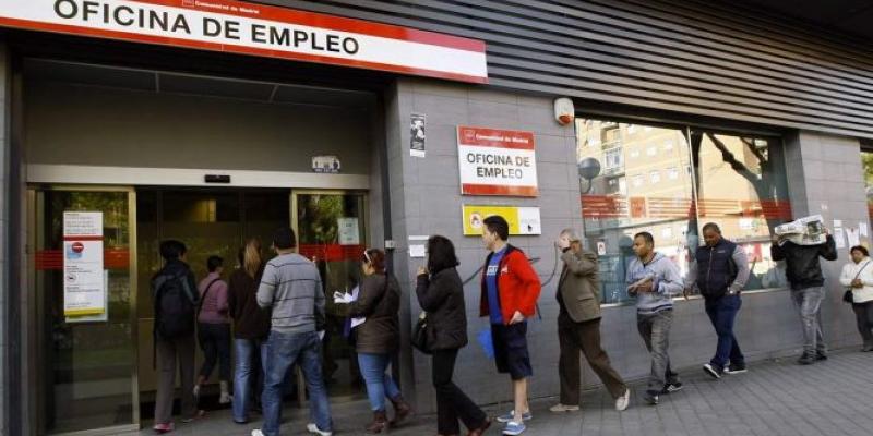 Cola para acceder a una oficina de empleo 