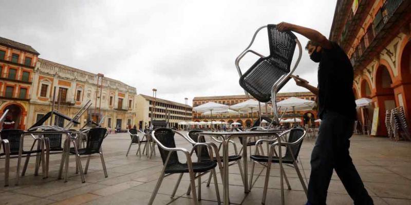 El número de desempleados crece en 355.000 personas en el tercer trimestre y la tasa de paro se eleva al 16,26 % El paro crece en 355.000 personas y la tasa de desempleo sube hasta el 16 %