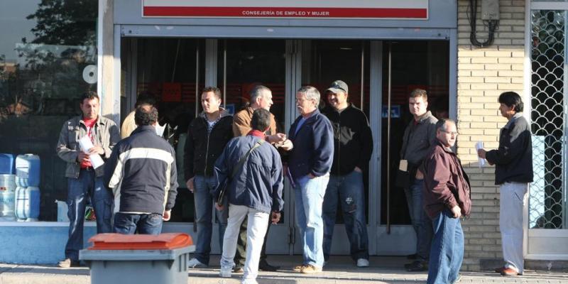 Cola de personas esperando a las puertas de una oficina de empleo. Cola de personas esperando a las puertas de una oficina de empleo.