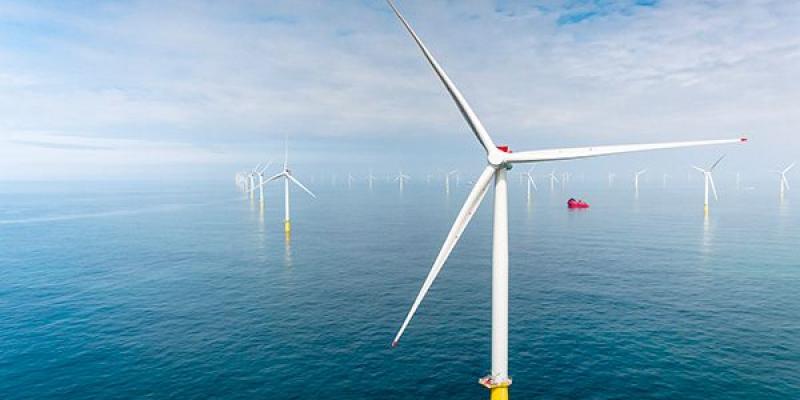 Iberdrola instala 102 aerogeneradores en el mar den Norte. parque eólico marino