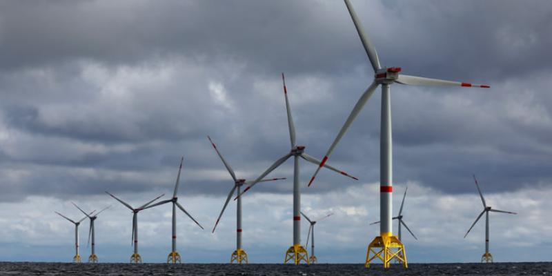 Imagen de unos molinos marinos/Iberdrola Qué es la energía eólica marina