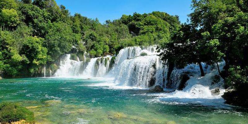 Una cascada de un parque natural europeo