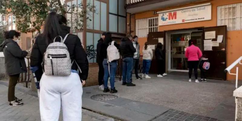 Un grupo de personas esperan en una fila en el Centro de Salud Abrantes, en una imagen de archivo 