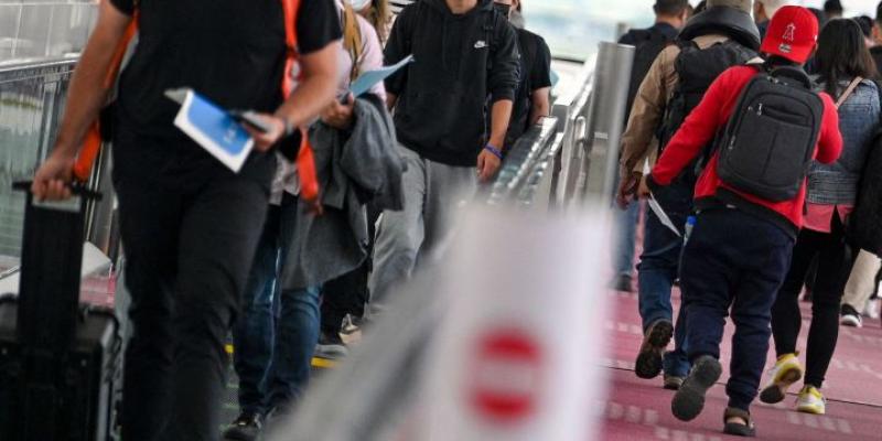 Imagen de personas en el aeropuerto/Diario AS España elimina el pasaporte Covid, ¿desde qué países no será obligatorio presentarlo?