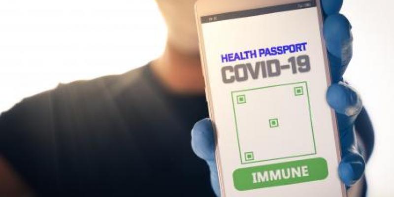 Un teléfono inteligente con pasaporte digital inmunológico para la covid-19 // Getty Images/iStockphoto