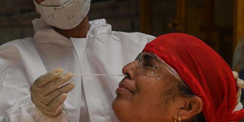 Mujer sometiéndose a un test covid