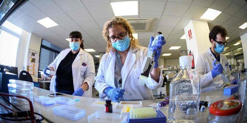 Laboratorio de biotecnología Eurofins, en Madrid, donde se producen test para detección del Covid-19. / EFE / FERNANDO VILLAR