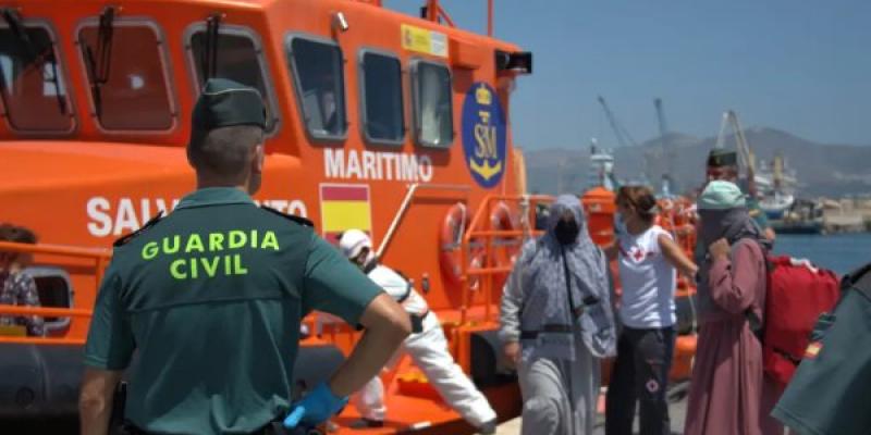 Pateras / Alba Feixas / EFE Salvamento Marítimo traslada al puerto de Motril (Granada) a 14 personas de origen magrebí, entre ellas dos mujeres y siete menores, que viajaban en una patera localizada por un mercante el 4 de julio de 2023.
