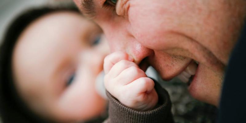 Imagen de un padre con su hijo/Dexeus Mujer La paternidad hace envejecer