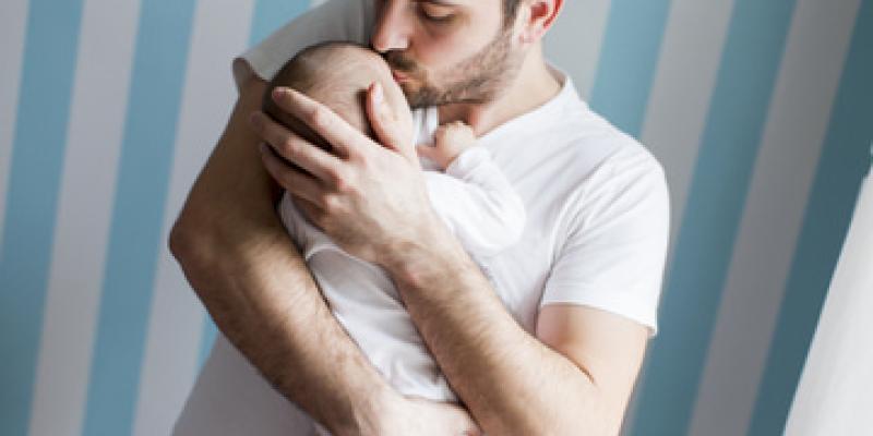 Imagen de un padre y su hijo/Envatoelements La paternidad y su evolución