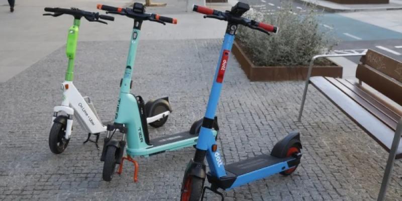 Imagen de archivo de tres patinetes de alquiler de distinta empresa. / AYUNTAMIENTO DE MADRID Patinetes eléctricos