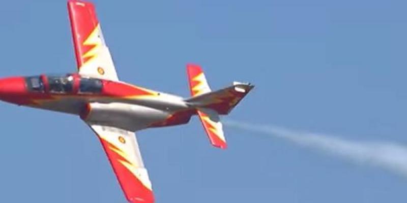 La patrulla Aguila durnate una acrobacia 