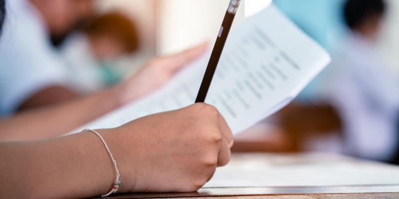 Un joven hace un examen | Foto de 123RF/arrowsmith2 para Servimedia Un joven hace un examen