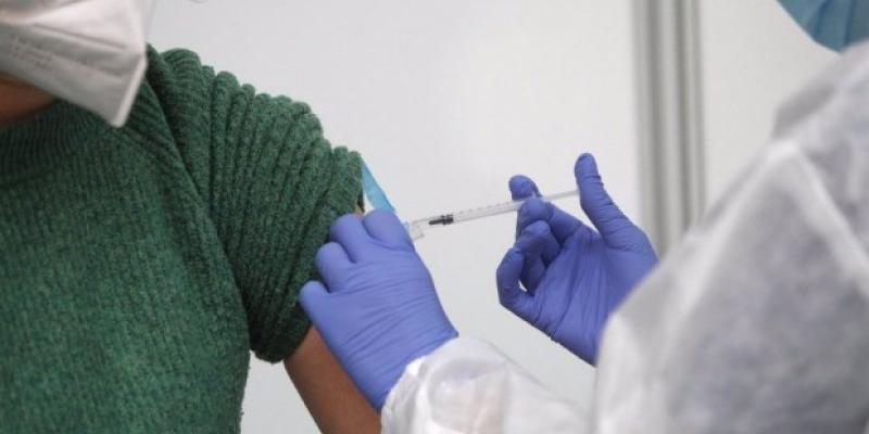 Imagen de Redacción Médica Persona recibiendo la vacuna Covid