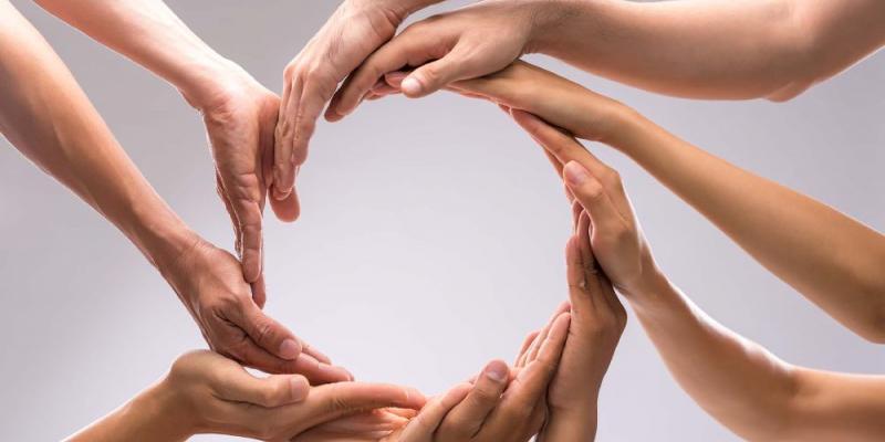 La confianza, uno los cimientos emocionales esenciales para ser un adulto Manos simulando la confianza / Pixabay