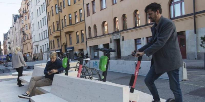 Peatonalización de las ciudades Peatones con patinetes eléctricos / Yorokobu