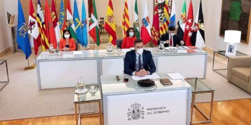 Pedro Sánchez junto a sus ministros en la conferencia del viernes con los presidentes autonómicos