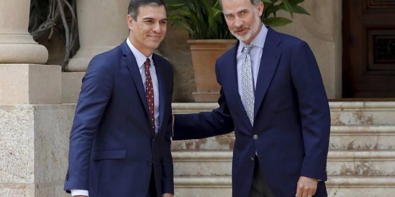 El plan de Sánchez pasa por terminar de desvelar los nombres de sus ministros en las próximas horas y notificarlos formalmente al Rey el domingo. El plan de Sánchez pasa por terminar de desvelar los nombres de sus ministros en las próximas horas y notificarlos formalmente al Rey el domingo.
