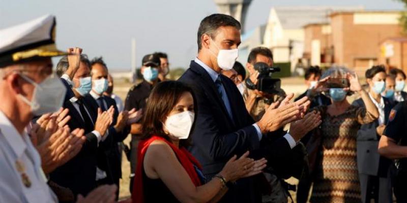 El presidente del Gobierno, Pedro Sánchez, y la ministra de Defensa, Margarita Robles.