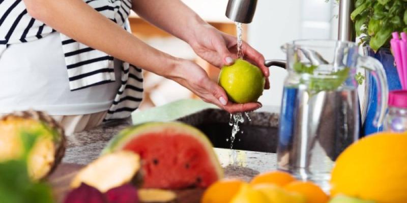 Comer la fruta con o sin piel Persona lavando fruta