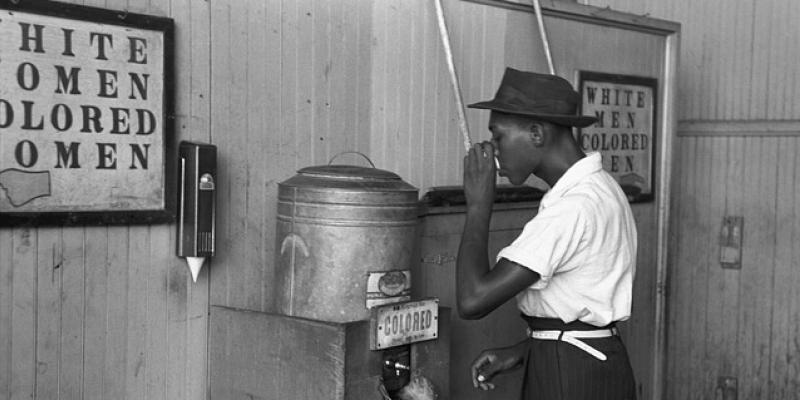 Hombre negro bebiendo de un grifo específico para personas de raza negra / Pixabay