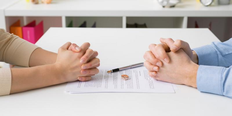Imagen de dos personas firmando papeles judiciales/El Derecho La pensión compensatoria pertenece al ámbito del derecho dispositivo