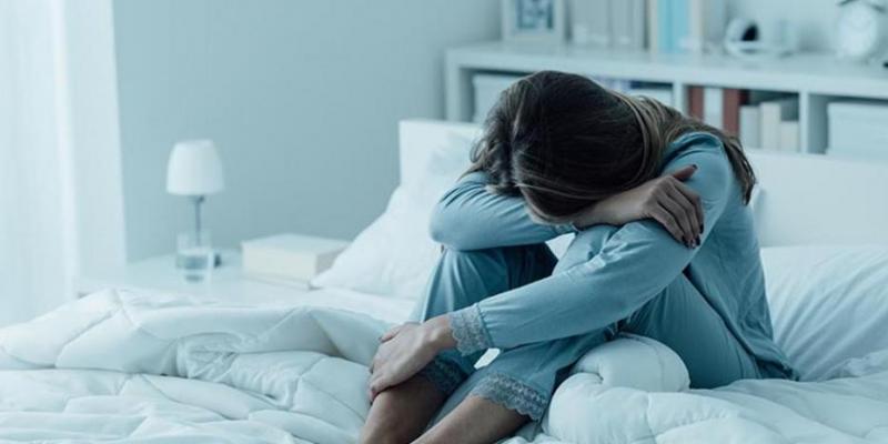 Chica con depresión en la cama