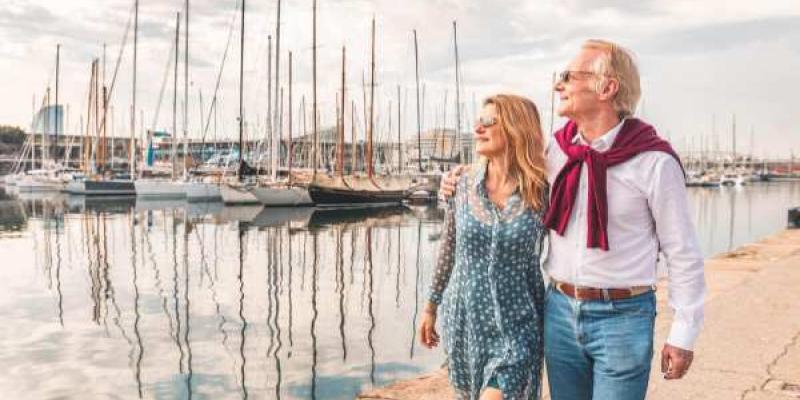 Dos personas jubiladas disfrutando del buen tiempo en España