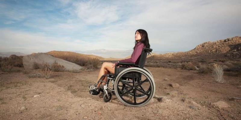 Mujer en silla de ruedas