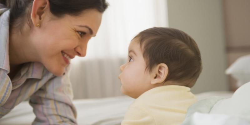Madre con su bebé / Instituto BBVA de PENSIONES Madre con su hijo