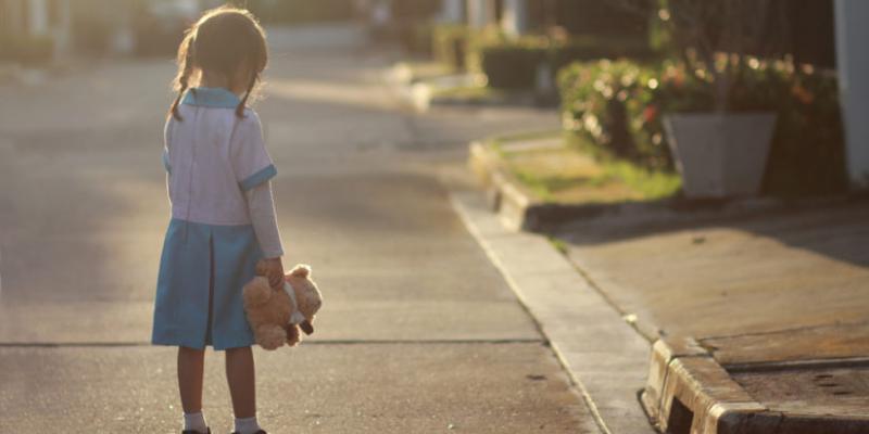 Imagen de una niña/Economía Simple La pensión de orfandad tiene como objetivo ayudar económicamente a los menores