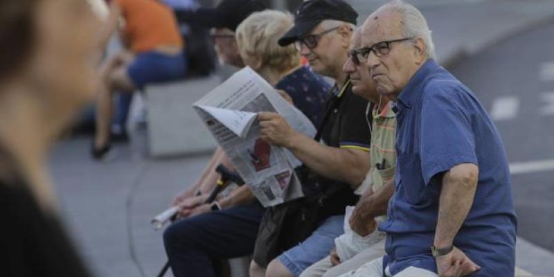 Pensionistas esperando sus ayudas