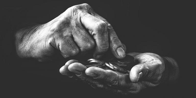 Golpe a las pensiones de empleados públicos Manos contando dinero