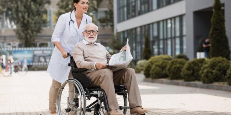 Pensiones discapacidad - Foto: Envato Elements Mujer pensionista en silla de ruedas
