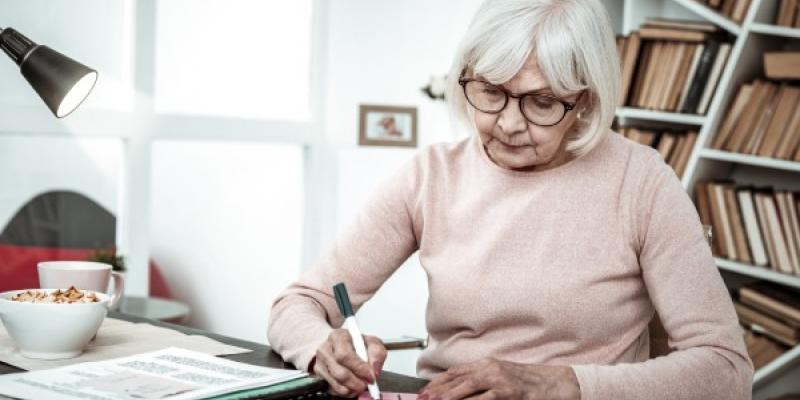 Pensiones mujeres / Pixabay Mujer mayor