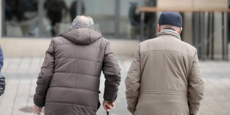 Imagen de dos personas mayores/Las Provincias Las pensiones se reducen a nivel mundial