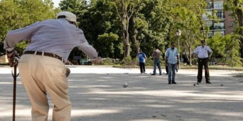 Imagen de personas mayores jugando a la petanca/ABC Las personas jubiladas sufren con las pensiones