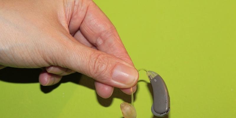 Pérdida auditiva / Pixabay Mano de una persona con problemas de audición sujetando un audífono